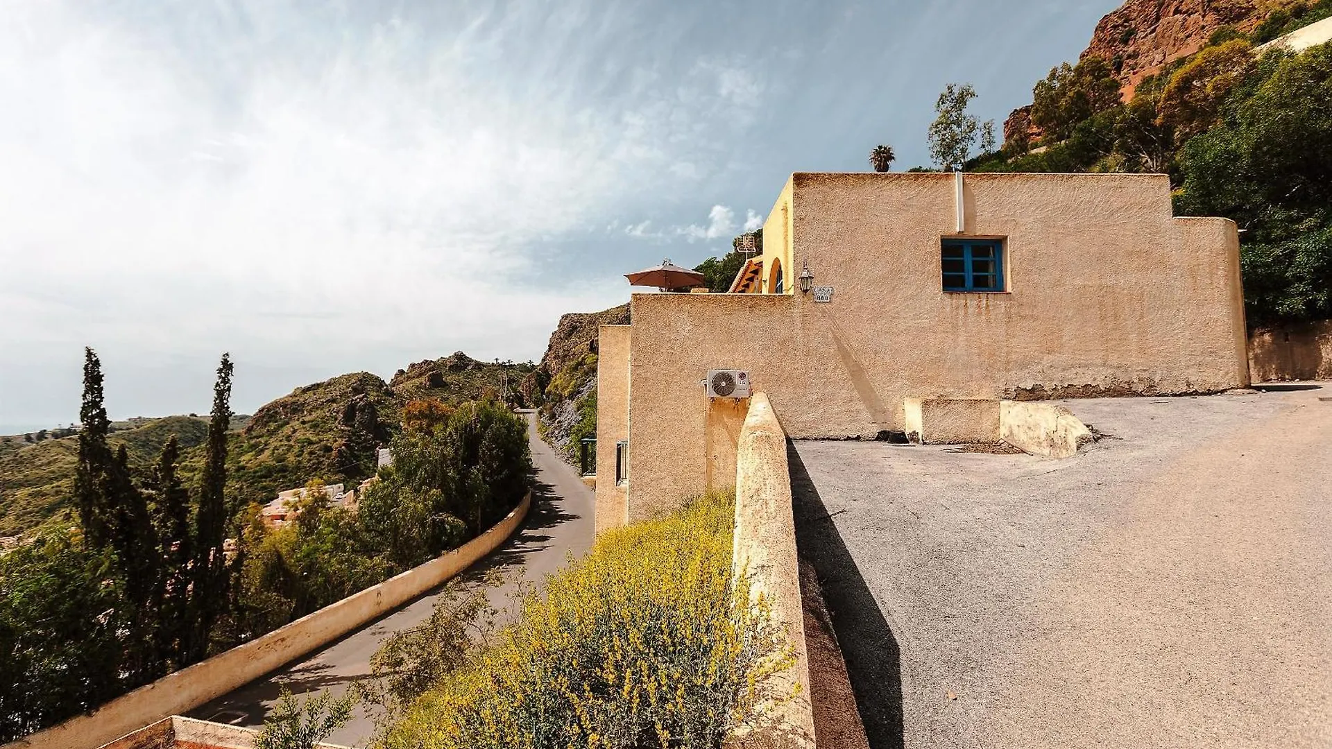 House With Terrace And Shared Pool contacts
